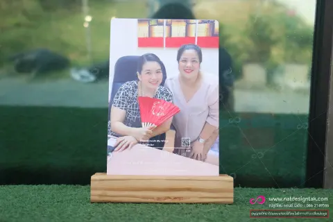 ภาพกรอบลอยตั้งโต๊ะ พร้อมฐานไม้ พิมพ์ยูวี